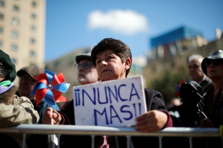 Manifestantes se apostaron ayer en las inmediaciones del Palacio de La Moneda. Foto Ap 



