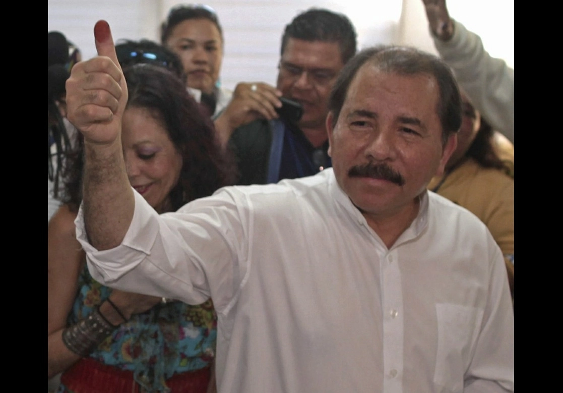 Daniel Ortega ha controlado Nicaragua durante 27 años, en sus dos etapas como gobernante; detrás del él su esposa y vicepresidenta, Rosario Murillo. Foto Europa Press / Archivo