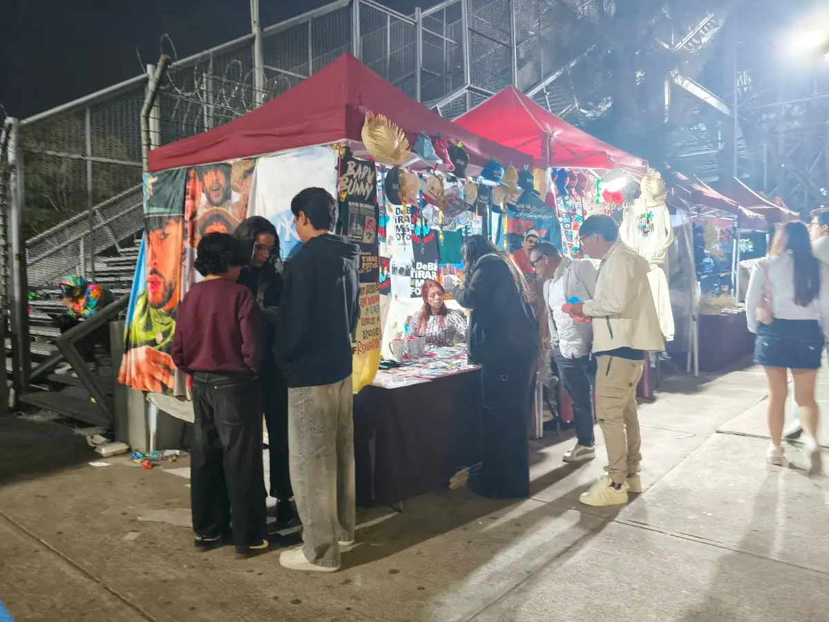 Horas antes de que Bad Bunny suba al escenario del Estadio GNP Seguros, decenas de seguidores recorren los puestos de mercancía en un flujo constante, buscando algún artículo alusivo al artista. Foto