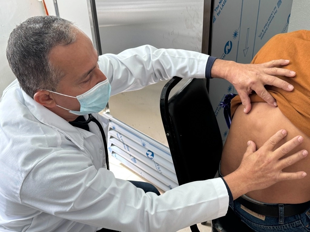 El Retiro se rige por usos y costumbres, y es indispensable pedir autorización para realizar cualquier actividad, lo que incluye la presencia de personas extranjeras que brindan atención médica en el centro de salud. Foto Víctor Camacho 