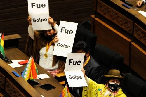 Legisladores del Movimiento al Socialismo muestran con carteles su apoyo a Luis Arce. Foto Afp
