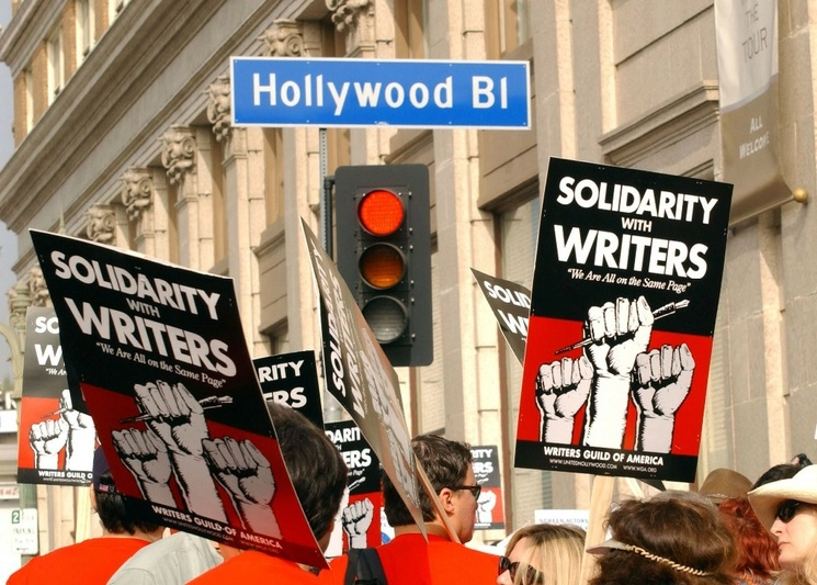 Miles de guionistas de cine y televisión de Hollywood iniciaron una huelga, dijo su sindicato, después de que las conversaciones con los estudios y las plataformas de streaming sobre remuneraciones y condiciones laborales terminaron sin acuerdo. Foto Afp / Archivo