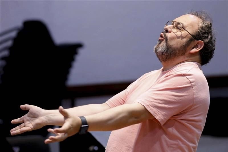 El también violinista destacó el alto nivel y versatilidad del Coro de Madrigalistas. Aquí, Marco Antonio García Paz durante el ensayo con dicha agrupación vocal. Foto