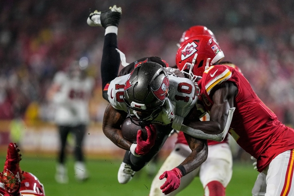 El receptor abierto de los Tampa Bay, Trey Palmer (10), salta para ganar yardas durante el juego contra los Jefes de Kansas City. Foto: Ap 