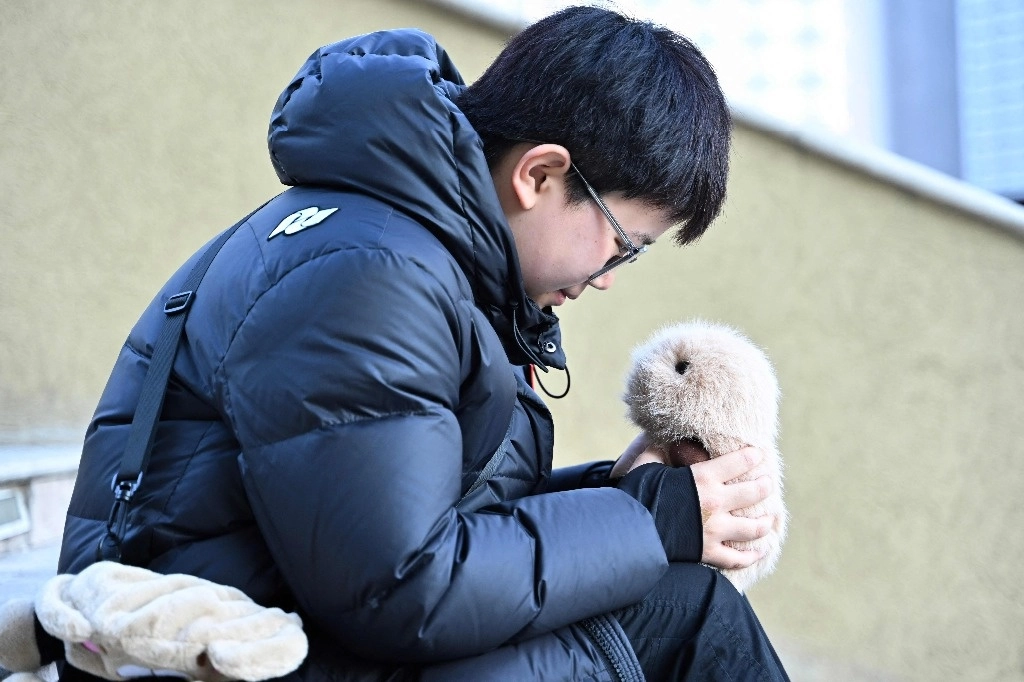 Zhang Yachun tuvo durante mucho tiempo problemas de ansiedad y le cuesta hacer nuevos amigos, pero encontró consuelo con ‘BooBoo’, un robot con apariencia de animal doméstico que utiliza la inteligencia artificial para interactuar con los seres humanos. Foto Afp