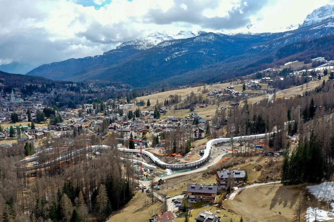 Hasta el sábado 60 especialistas de luge, bobsleigh y skeleton, italianos y extranjeros, prueban la pista con su tobogán de mil 749 metros y 16 curvas en la que se puede alcanzar una velocidad de 140 km/h. Imagen del 25 de marzo de 2025. Foto 