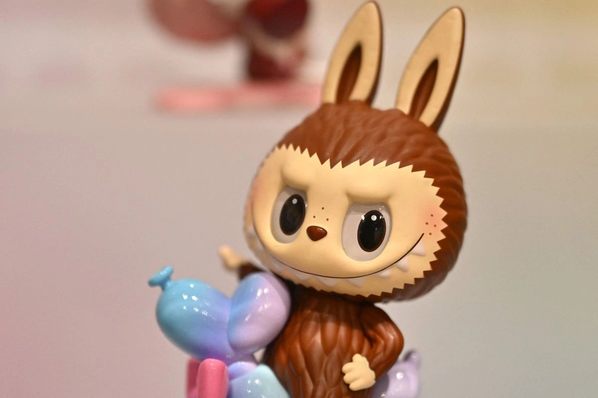 Esta fotografía muestra un duende Labubu, un peluche coleccionable diseñado por el ilustrador de Hong Kong Kasing Lung como parte de su serie "Los Monstruos", exhibido en una tienda Pop Mart de París el 17 de agosto de 2025. Foto
