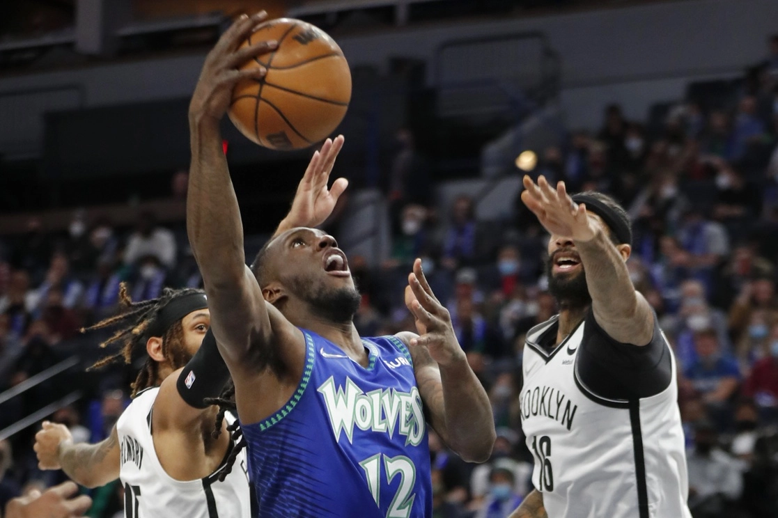 Taurean Prince de Minnesota burla la defensa de DeAndre' Bembry. Foto Ap