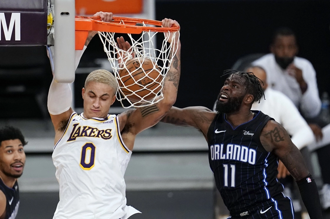 Kyle Kuzma de Los Ángeles Lakers y James Ennis III del Orlando Magic. Foto Ap