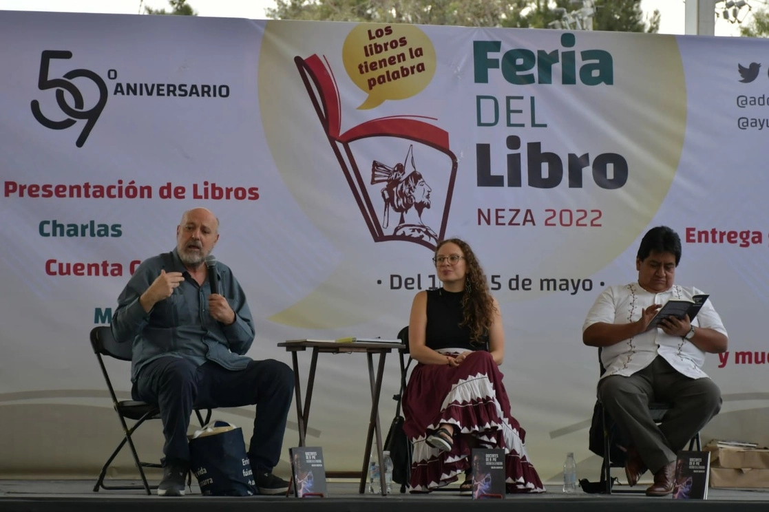 El periodista, escritor y ensayista Luis Hernández Navarro, Pedro Hernández, líder de la CNTE en la CDMX y la periodista Ladiri Oropeza, en la Feria del Libro de Nezahualcóyotl. Foto René Ramón