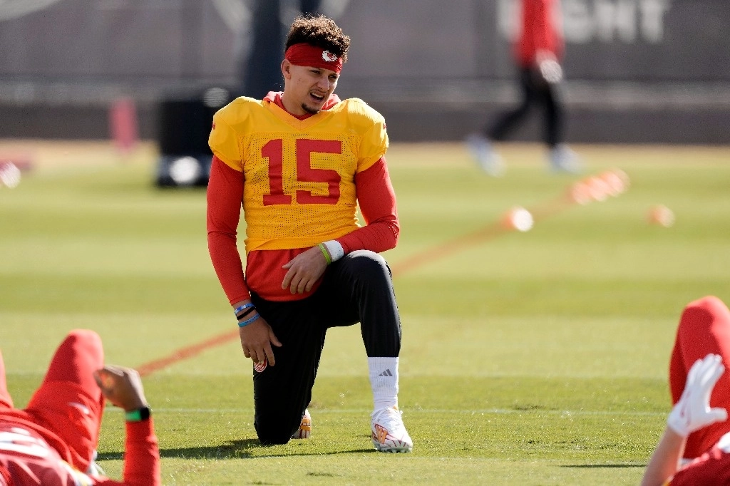 Patrick Mahomes, mariscal de campo de los Jefes de Kansas City , realiza ejercicios para reaccionar a situaciones de peligro en el campo de juego. Foto Ap