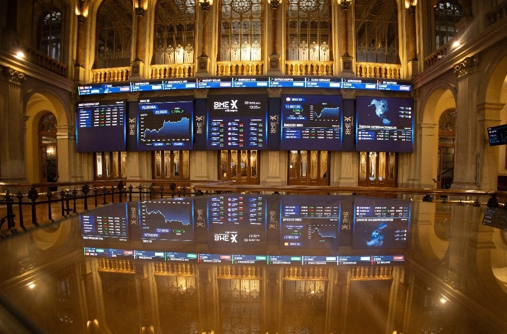 Paneles del Ibex, en el Palacio de la Bolsa de Madrid. Foto Europa Press