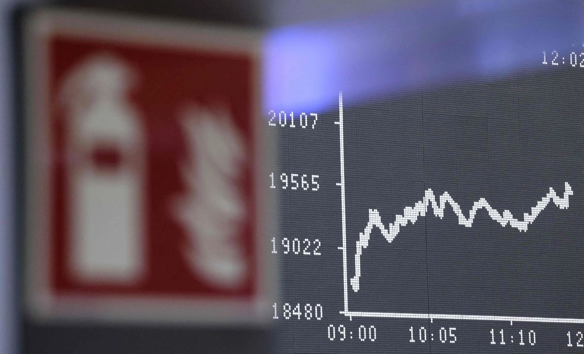 Un tablero muestra el gráfico del índice bursátil alemán DAX en la Bolsa de Fráncfort del Meno, Alemania Occidental, el 7 de abril de 2025.  Foto
