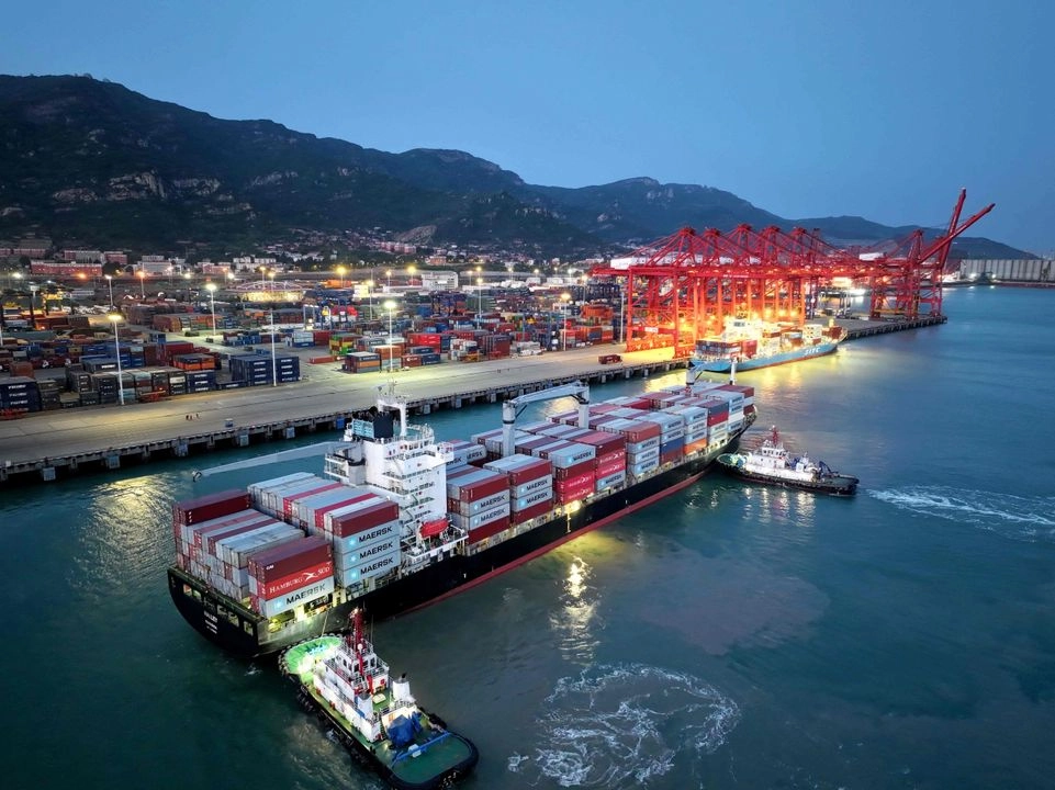 Un buque portacontenedores llega al puerto de Lianyungang, en la provincia oriental china de Jiangsu, la mañana del 2 de mayo de 2025. China declaró el 2 de mayo que está evaluando una oferta estadounidense para negociar aranceles, pero insistió en que Washington debe estar listo para eliminar los gravámenes que han afectado los mercados y las cadenas de suministro globales antes de que puedan comenzar las conversaciones.  Foto