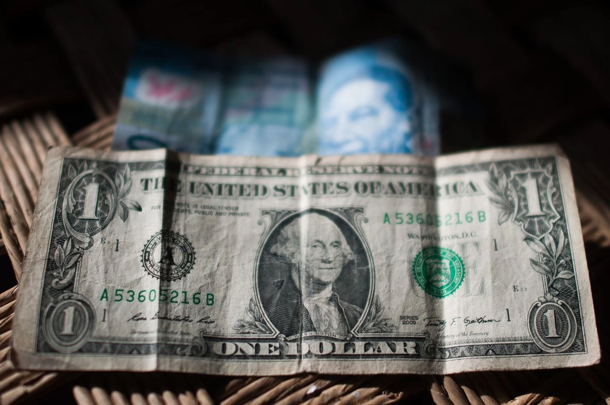 Las señales de debilidad en el empleo de Estados Unidos desinflaron, además del dólar, los intereses de la deuda. La rentabilidad exigida al bono estadounidense a 10 años inician la semana en el entorno del 4.223 por ciento. Foto 