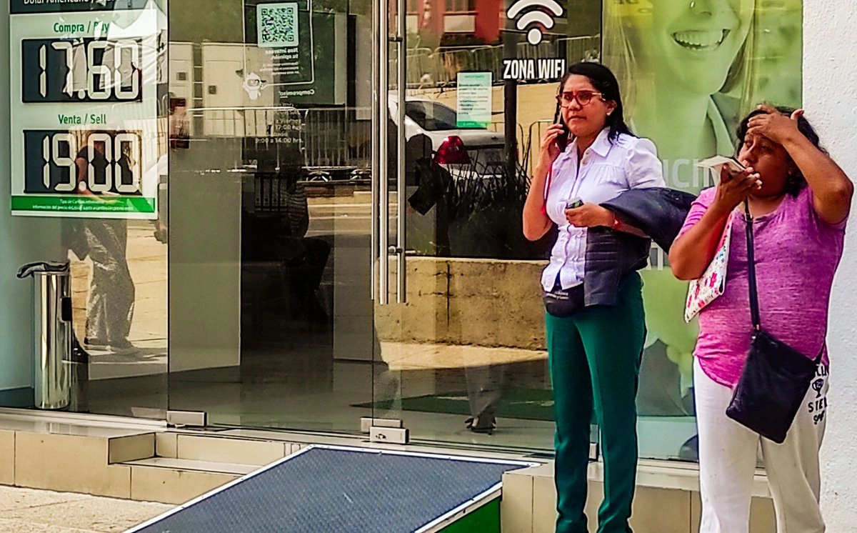 Cabe recordar que la moneda nacional cerró el viernes en 18.5424 pesos por dólar mercado interbancario (al mayoreo), en medio de una aversión al riesgo por la amenaza arancelaria a China de Estados Unidos. Foto 