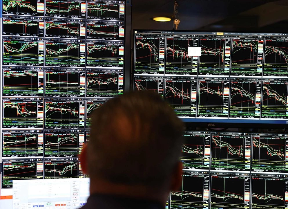 Un operador trabaja en el parqué de la Bolsa de Valores de Nueva York (NYSE) al sonar la campana de apertura en la ciudad de Nueva York, el 6 de mayo de 2025.