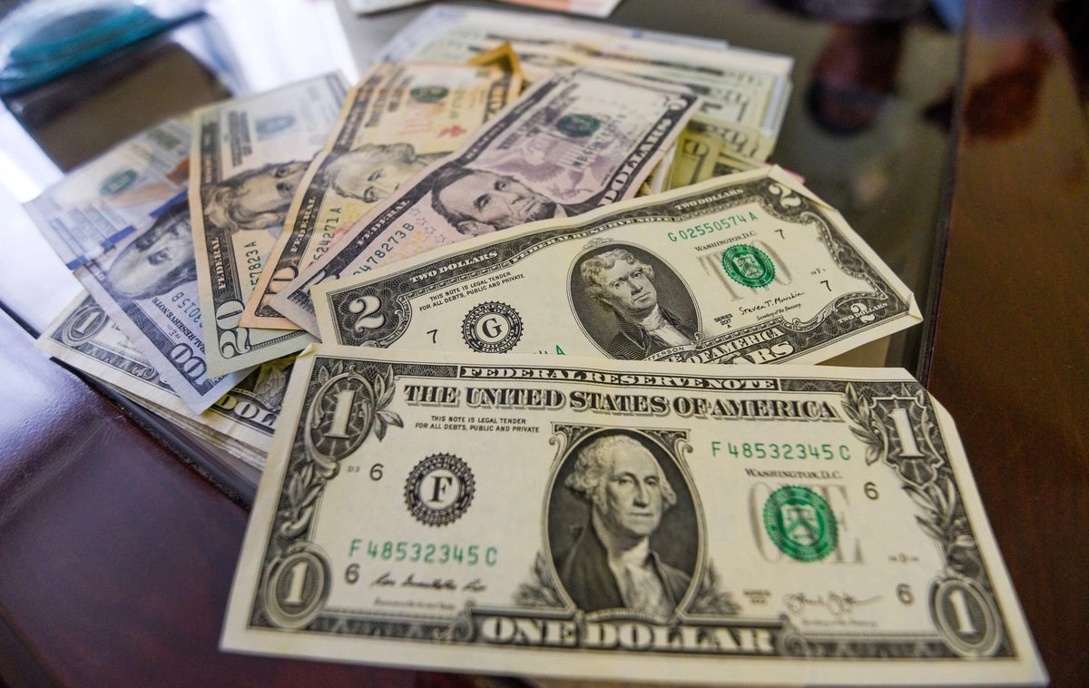 Hace ocho días, la Reserva Federal (Fed) sugirió por lo menos dos recortes consecutivos de las tasas antes de que finalice el 2025. Ayer, Jerome Powell, presidente de la Fed, reconoció que el banco central afronta una "situación complicada", ante la necesidad de equilibrar las debilidades que traslada el mercado laboral con las presiones inflacionistas latentes. Foto