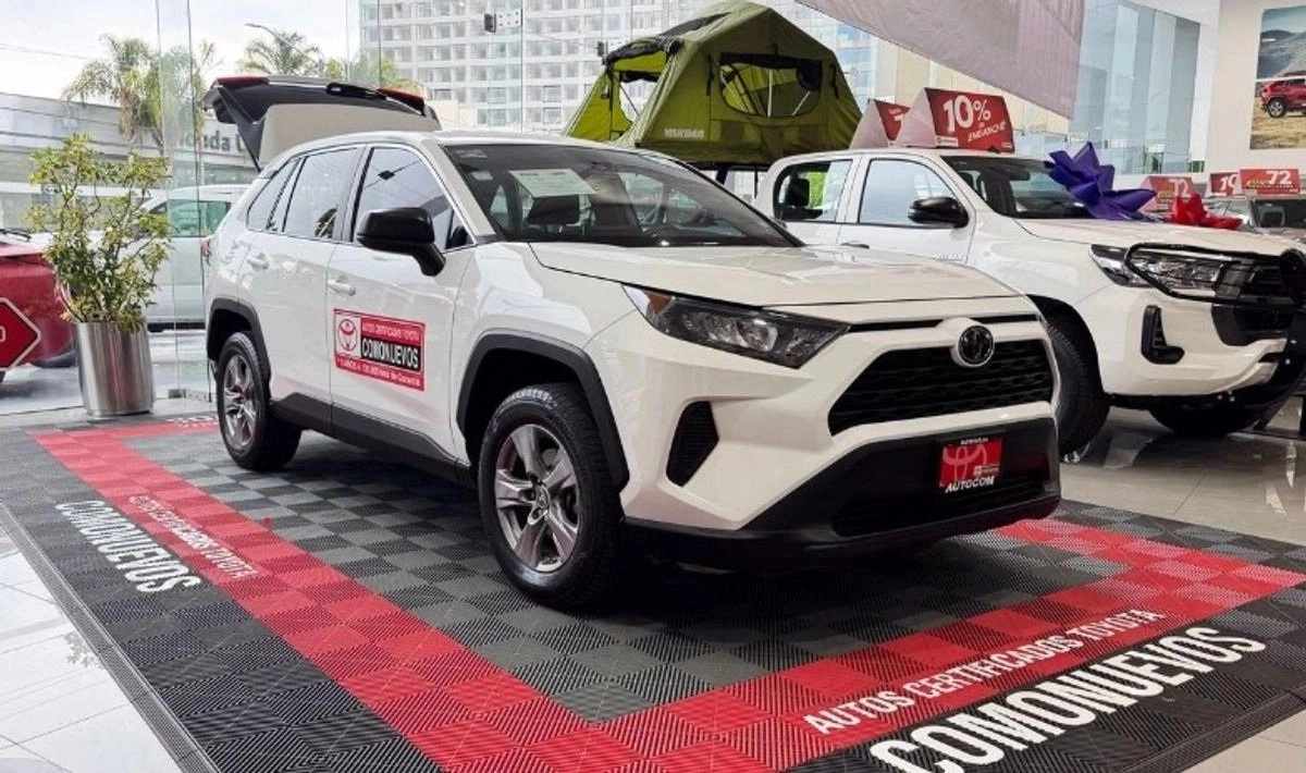 De acuerdo con el avance de las ventas al público en el mercado interno del Registro Administrativo de la Industria Automotriz de Vehículos Ligeros (Raiavl), la comercialización de vehículos ligeros a nivel nacional ascendieron a 148 mil 359 unidades en el penúltimo mes del presente año, 505 unidades menos con respecto a noviembre de 2024.