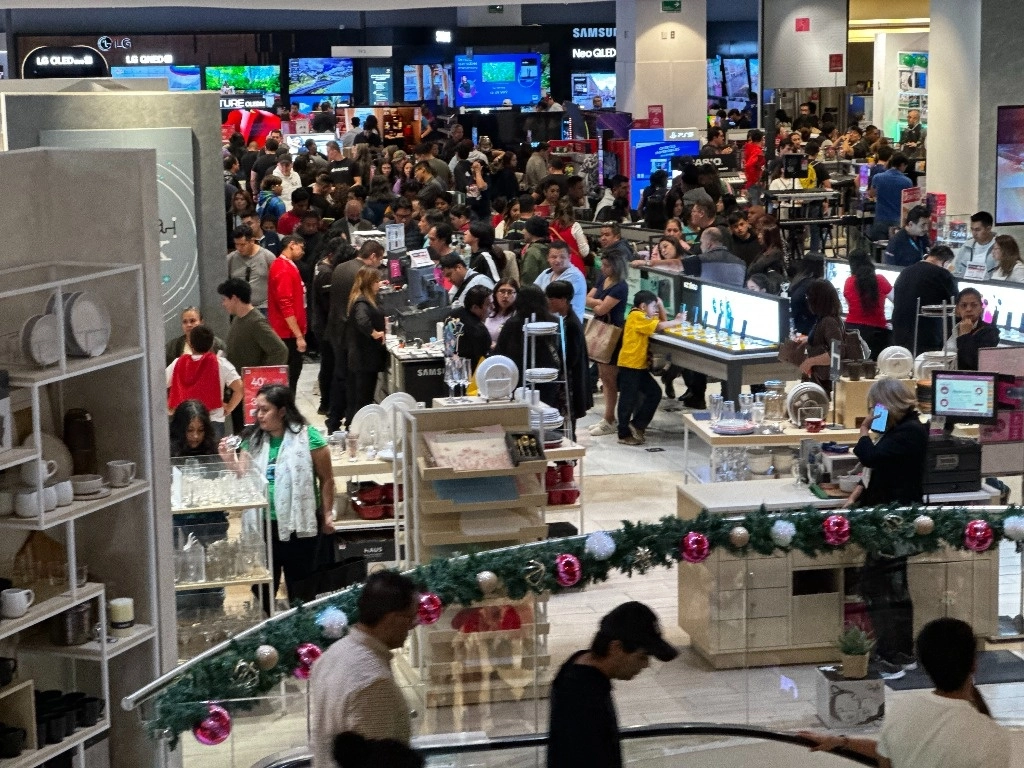 Compras durante El Buen Fin en una plaza comercial de la Ciudad de México, el 17 de noviembre de 2024. Foto Luis Castillo