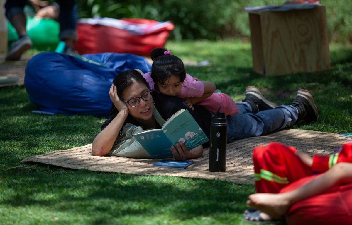 En el Programa Institucional del Fondo de Cultura Económica 2025-20230 se establecen cuatro objetivos, el primero de ellos es “fortalecer la educación con libros que favorezcan la construcción de una sociedad más inclusiva, crítica, creativa y mejor informada, en los diferentes tipos, niveles y modalidades del Sistema Educativo Nacional y en la población mexicana en general”.