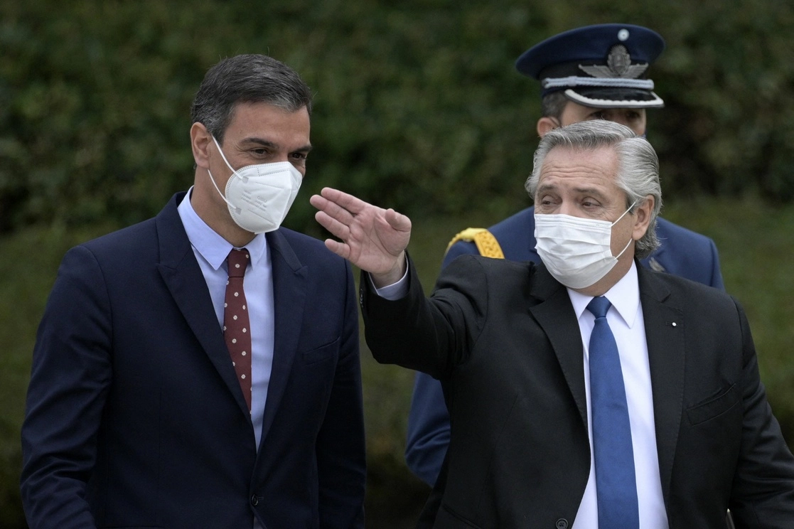 Alberto Fernández (derecha) junto a su par español Pedro Sánchez, pidió disculpas por Twitter. Foto. Afp