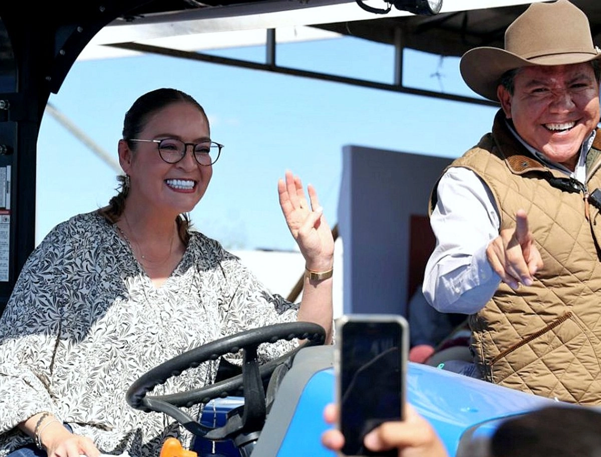 A bordo de un tractor agrícola, la senadora Verónica Díaz Robles, acompaña al gobernador de Zacatecas, el morenista David Monreal Ávila, en la Expo Agro de Rancho Grande, efectuada en el municipio de Fresnillo a finales de octubre pasado