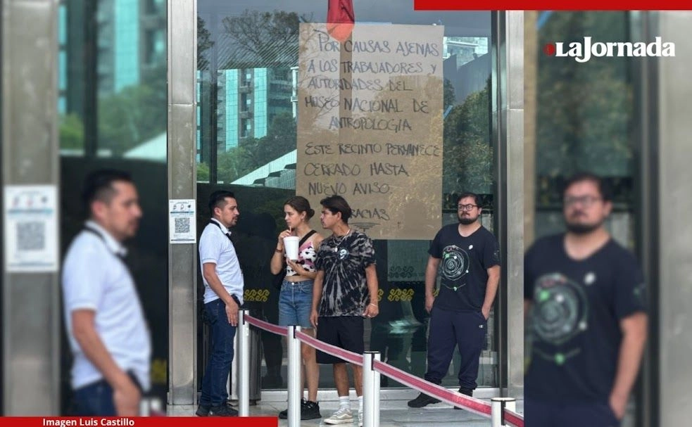 A pesar de que ya había un acuerdo con sindicatos del INAH, ayer trabajadores del Museo Nacional de Antropología mantuvieron cerrado el recinto. Foto