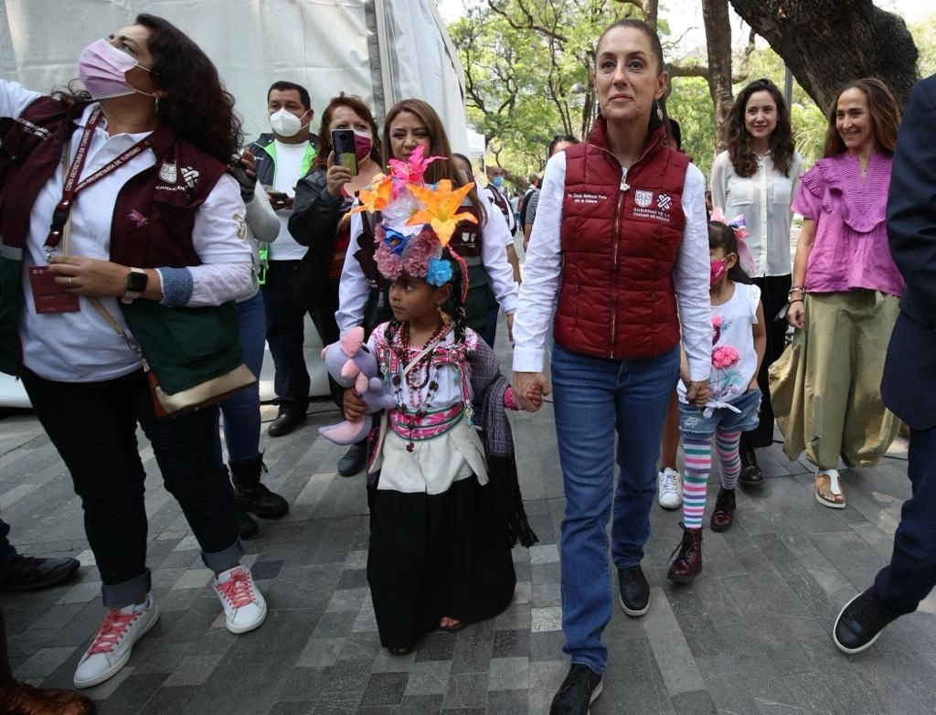 La Jefa de Gobierno de la Ciudad de México, Claudia Sheinbaum, encabeza el lanzamiento del Programa Turismo para el Bienestar “Colibrí Viajero” en la Alameda Central. Foto María Luisa Severiano