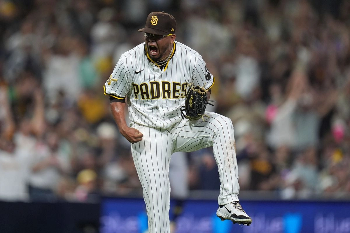Un doble play en la parte alta del inning 11  abrió una ventana para finalmente asegurar el pase de los Padres a los playoffs. Foto

