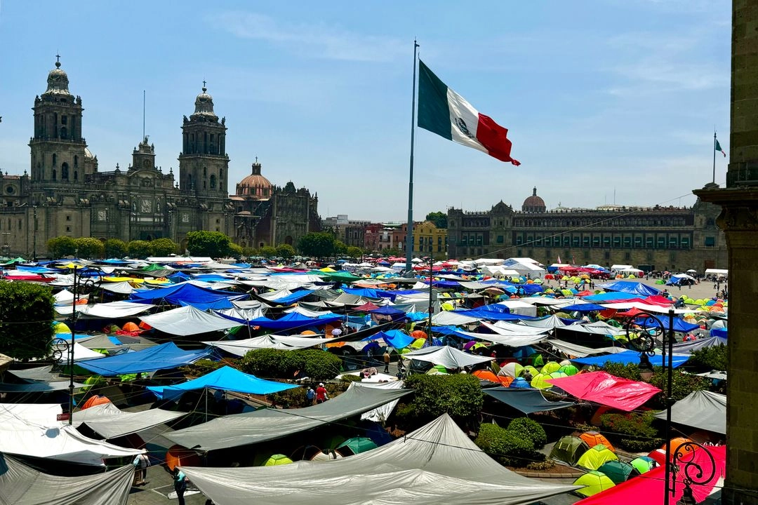 Plantón de docentes de la CNTE en el Zócalo capitalino. Foto