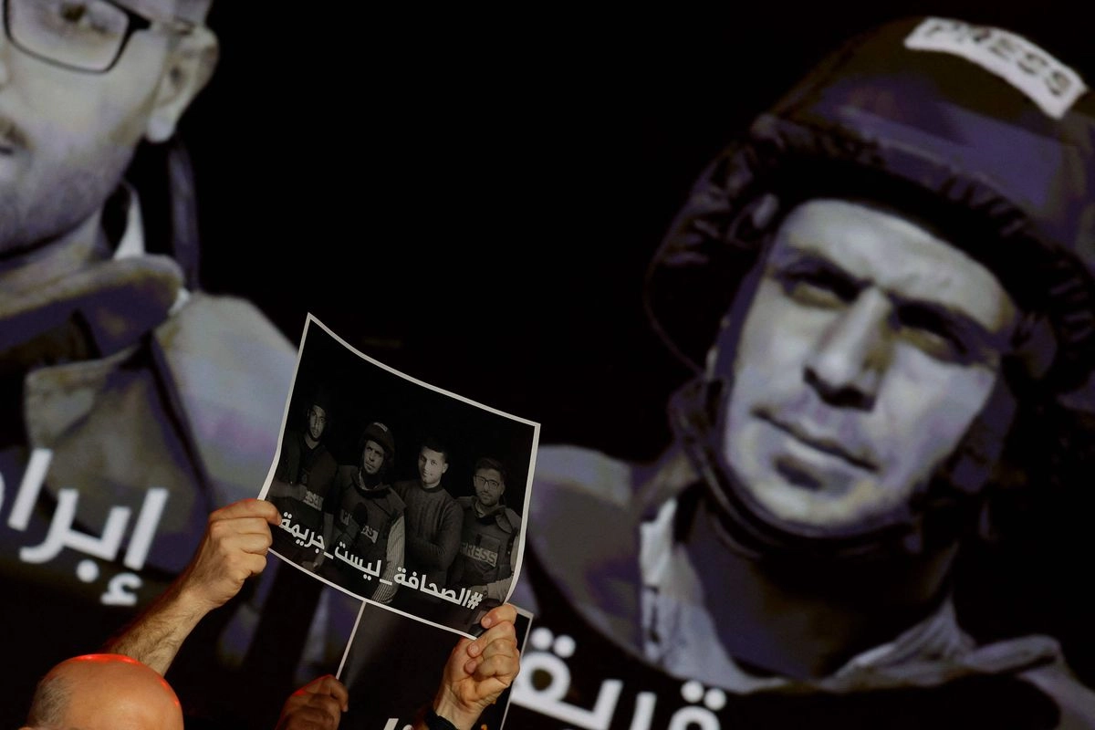 El personal de Al Jazeera guardó un minuto de silencio en honor a sus cinco colegas, asesinados en un ataque israelí nocturno en la ciudad de Gaza, en la sede de la cadena en Doha el 11 de agosto de 2025. Foto