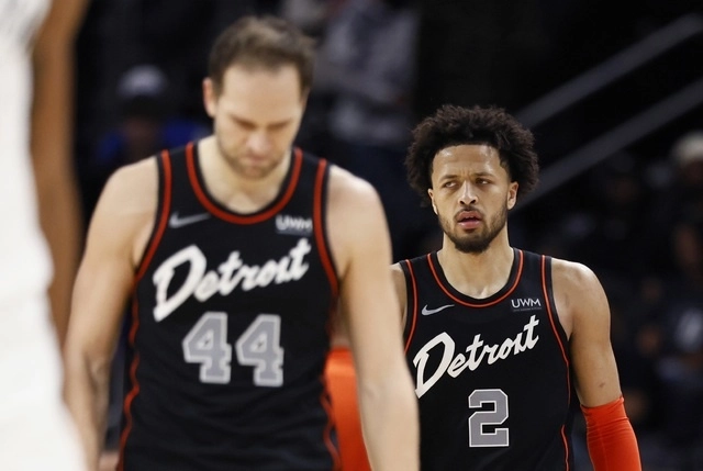Los jugadores de los Pistons, Bojan Bogdanovic (izq) y Cade Cunningham (der) al terminar el encuentro. Foto Ap