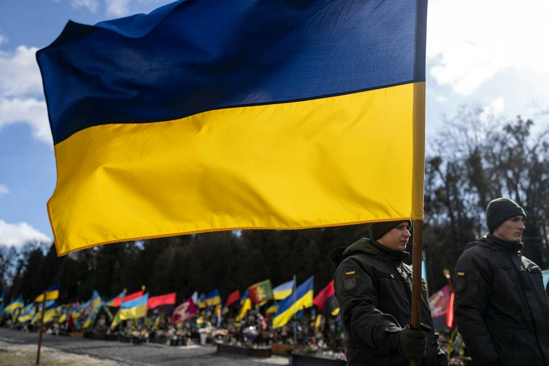 Un soldado ucranio sostiene una bandera ucrania durante el funeral del comandante Oleh Voitiuk, en el cementerio de Lviv, Ucrania occidental. Foto AP