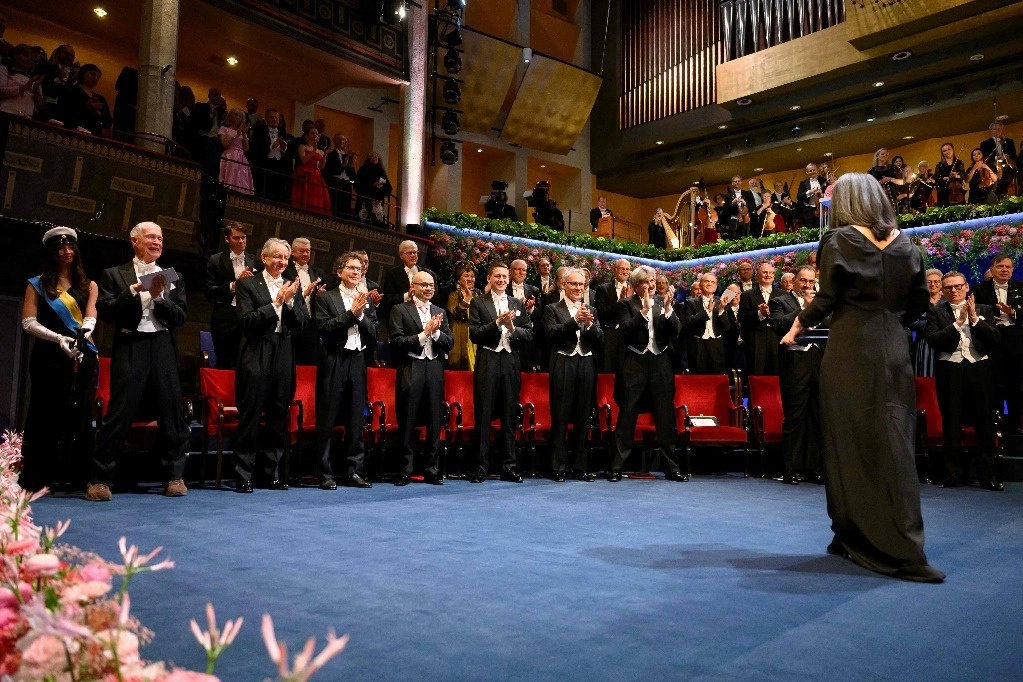 La escritora surcoreana Han Kang recibe aplausos de sus compañeros galardonados con el Premio Nobel 2024 después de recibir su premio de manos del rey sueco durante la ceremonia de entrega en la Sala de Conciertos de Estocolmo, Suecia. Foto AFP 