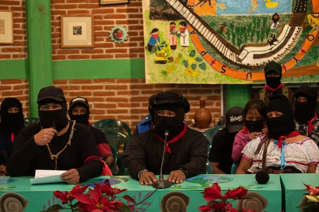 Aspecto de la mesa de discusión ‘La cofa del vigía: señales al mañana’, como parte de los Encuentros Internacionales de Resistencia y Rebeldías, encabezados por el ‘capitán insurgente Marcos’ y ‘el subcomandante Moisés’ (al centro) del EZLN, ayer, en San Cristóbal de las Casas. Foto Cuartoscuro