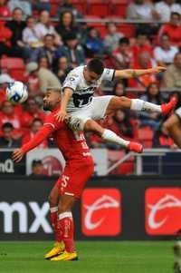 Pedro Canelo (izquierda), del Toluca, pelea por el balón con Marco García, de Pumas. Foto Afp