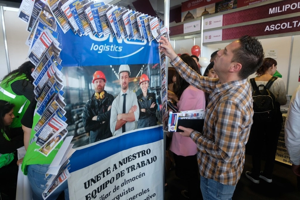 El monto retirado el mes pasado de las cuentas de ahorro para el retiro fue el segundo más alto desde que se instituyó este sistema. En la gráfica, aspecto de la Feria Nacional del Empleo Ciudad con Acento Social, efectuada en Expo Reforma el pasado 15 de febrero.Foto La Jornada