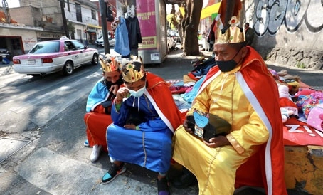 Cientos de personas acudieron a Tepito en busca de juguetes para el Día de Reyes, a pesar de la petición de las autoridades de evitar aglomeraciones. Foto Luis Castillo