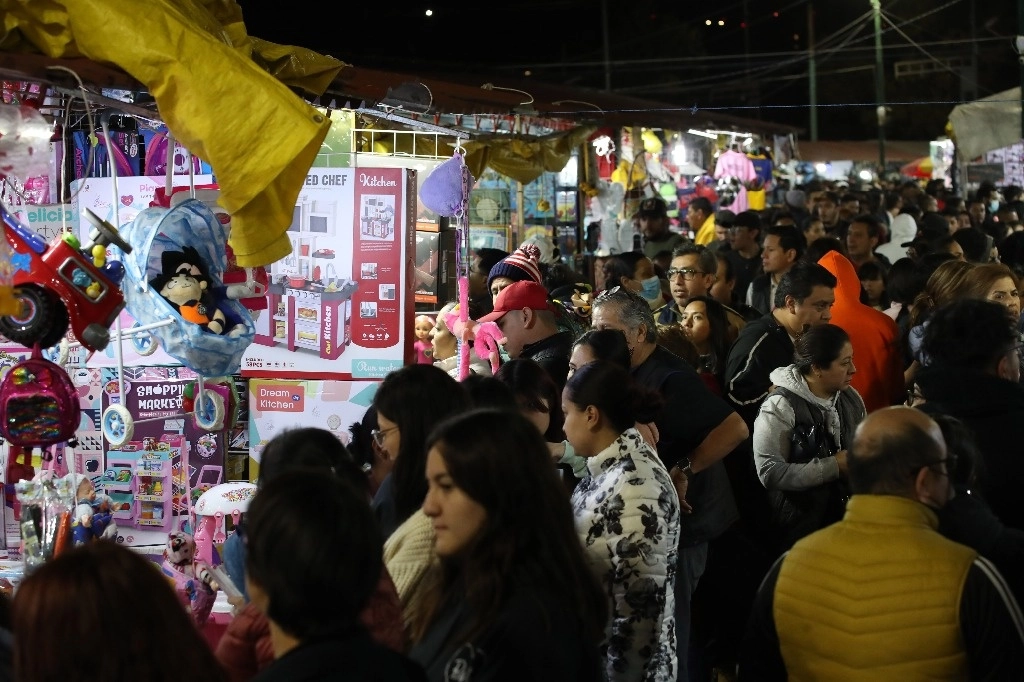 Miles de capitalinos recorrieron plazas, tiendas departamentales y de autoservicio, romerías y calles del Centro Histórico para buscar los regalos solicitados por sus niños con motivo de la tradicional celebración del Día de Reyes Magos, que en algunos casos se volvió un peregrinar. En la imagen, la venta ayer en el Velódromo Olímpico. Foto Yazmín Ortega Cortés



