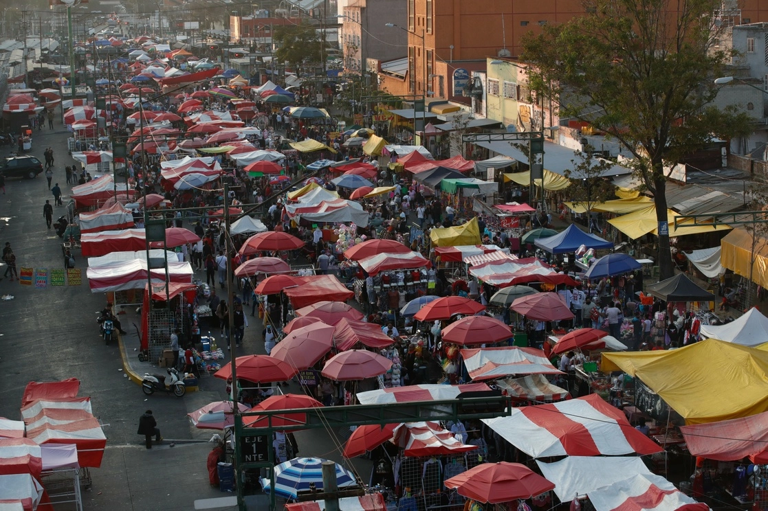 Anoche, una multitud se agolpó en Eje 1 Norte, desde Reforma hasta Circunvalación (imagen), para buscar juguetes a mejor precio, mientras tiendas departamentales y jugueterías ofrecían descuentos hasta de 40 por ciento, pese a lo cual, la mayoría de productos no bajaban de mil pesos. Foto Víctor Camacho