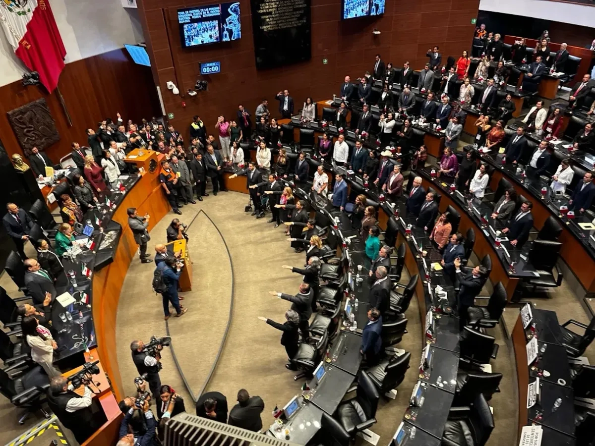 Luego de la toma de protesta de los nuevos integrantes del Poder Judicial, los legisladores llevaron a cabo una sesión relámpago de menos de media hora en la madrugada del martes, para cumplir con el trámite de sesionar dos veces a la semana, y se citaron para el 9 de septiembre. Foto 