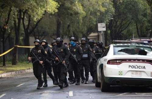 El viernes, como pocas ocasiones, se pudo ver a comandos policiacos con rifles de asalto en la escena del atentado. Foto 'La Jornada'