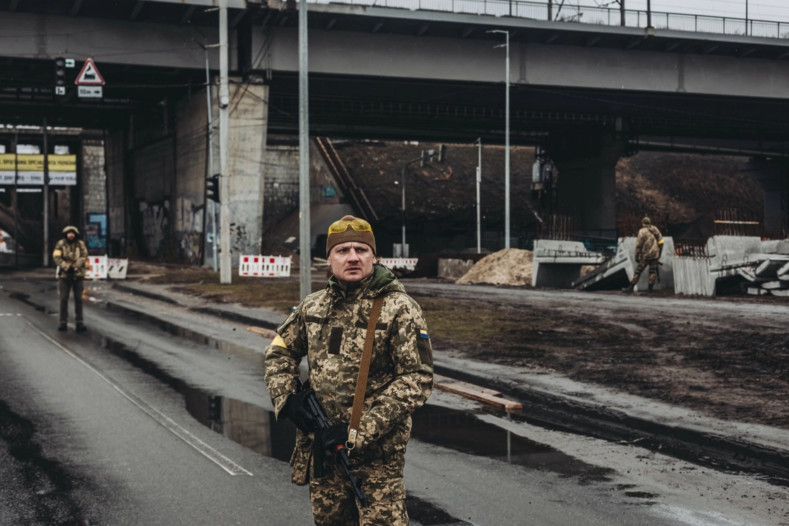 Un miliciano ucraniano controla una carretera, a 2 de marzo de 2022, en Kiev, Ucrania. Foto Europa Press