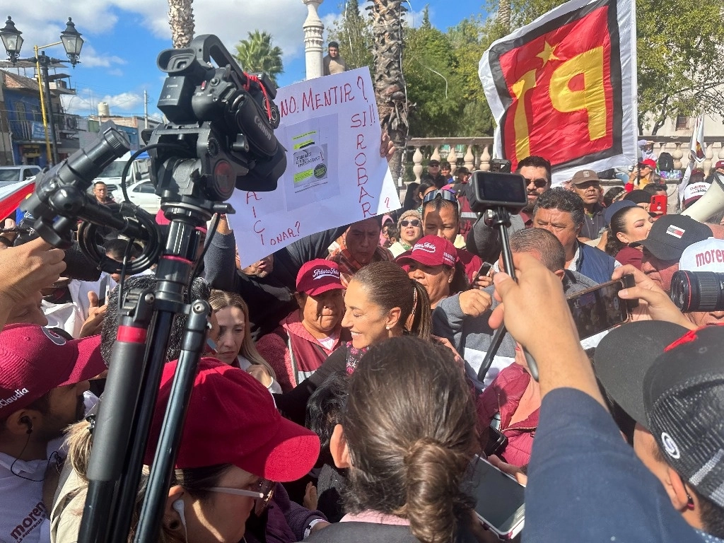 Claudia Sheinbaum fue rodeada por la prensa antes de acudir a su reunión con simpatizantes en Aguascalientes. Foto Claudio Bañuelos 