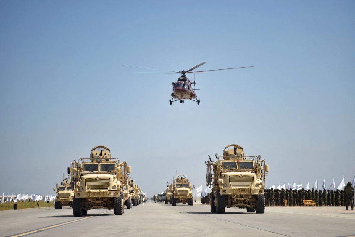 Vehículos militares talibanes desfilan para celebrar el tercer aniversario de la toma de control de Afganistán por parte de los talibanes, en la Base Aérea de Bagram, provincia de Parwan, el 14 de agosto de 2024. Foto