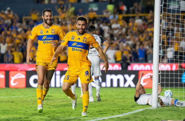 Juan Pablo Vigon y Pierre Gignac de Tigres celebran una de las anotaciones. Foto Afp