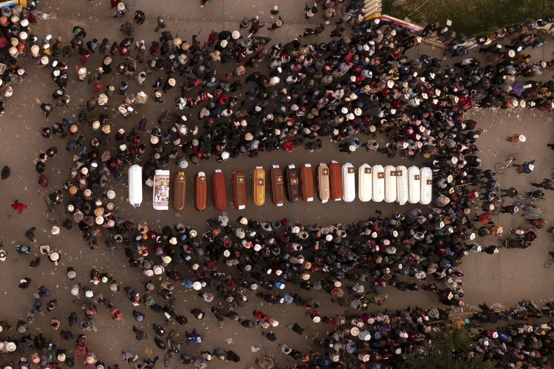 Los residentes rodean los ataúdes durante una vigilia por las más de una docena de personas que murieron durante los disturbios en Juliaca, Perú, el martes 10 de enero de 2023. Foto Ap