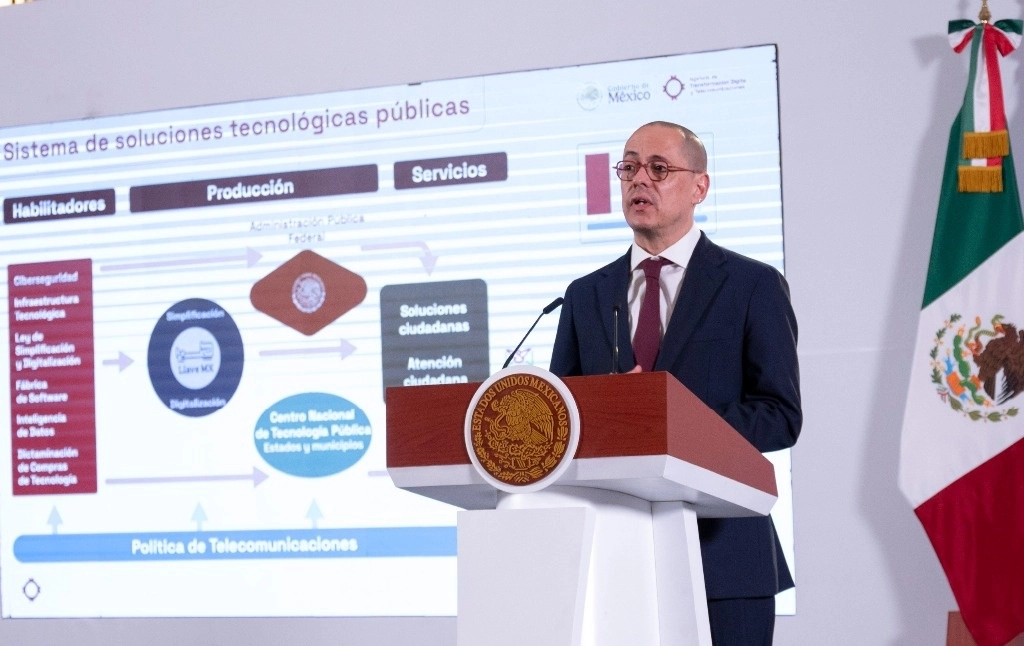 La digitalización de trámites contempla crear un sistema de inteligencia de datos que permita emitir alertas en aduanas y el SAT, explicó ayer José Antonio Peña Merino. Foto Presidencia