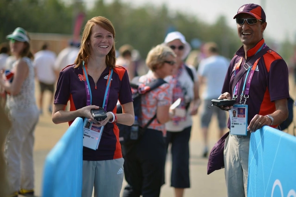 Todos los voluntarios viven su día a día de distinta forma. Algunos comen rápido para poder disfrutar de la competición en la que colaboran al menos unos minutos. Foto olympics.com/ 